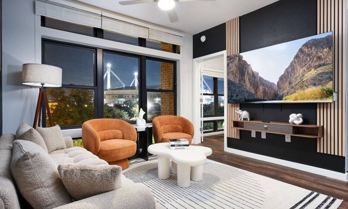 Southtown Apartment | Chic 2BR w/Gym, Parking Near Rvrwalk & Dome