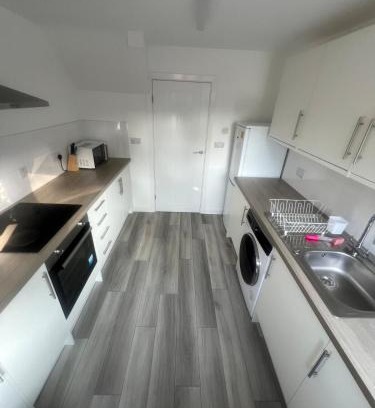 Dunstable House | Chic 3 Bed Home Sleeps 6 Free Parking! Families, Contractors, Groups all welcome to our Home!