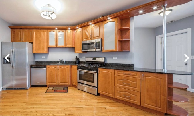 Woodlawn Condo | Chic 3-bedroom well-appointed condo near University of Chicago and Lakeshore