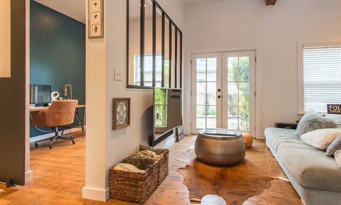 Bouldin House | Chic 3 bedrooms and Office Townhouse in Bouldin, Central Austin. Walk to SoCo!