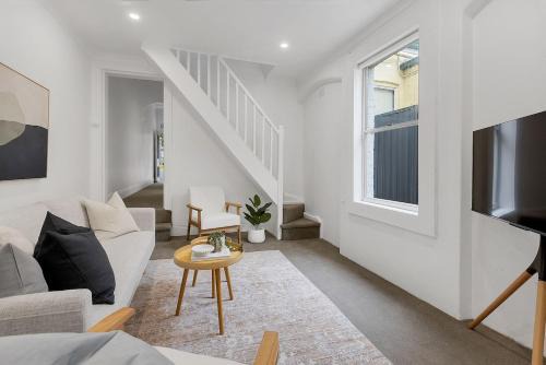 Alexandria Apartment | Chic 3-BR Terrace - Prime Location, Modern comforts