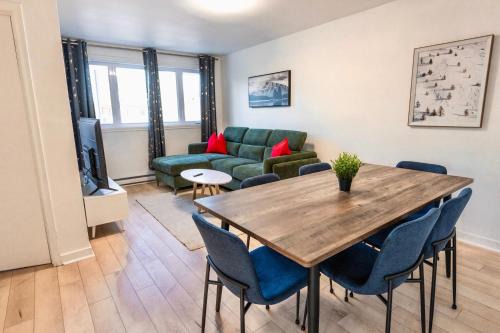 Laval-des-Rapides Apartment | Chic 3BR 5 Beds 5min walk to Metro Free Parking