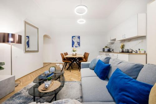 Palace District Apartment | Chic 3BR Gem in the Heart of Budapest- Walk to Krudy St
