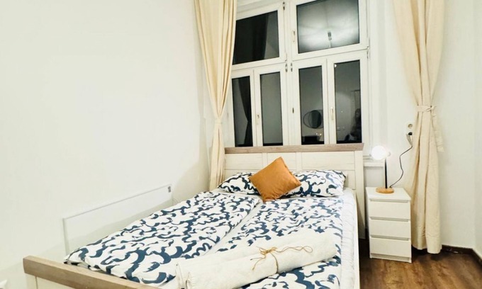 Liesing Apartment | Chic 5BR Apt for 10P; w/Direct City Access