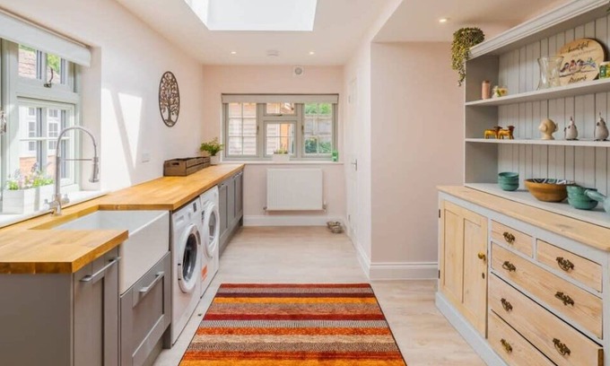 Maidenhead House | Chic 6-Bed Getaway, Private Drive, Near Windsor
