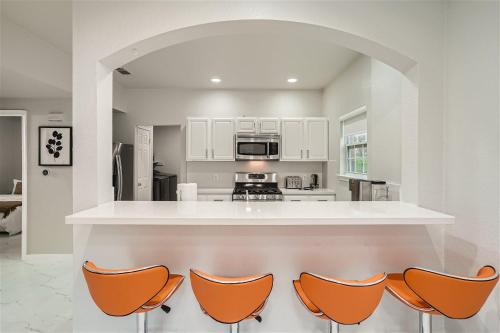 Foster Heights House | Chic 8BR Retreat Central East Austin for Large Groups