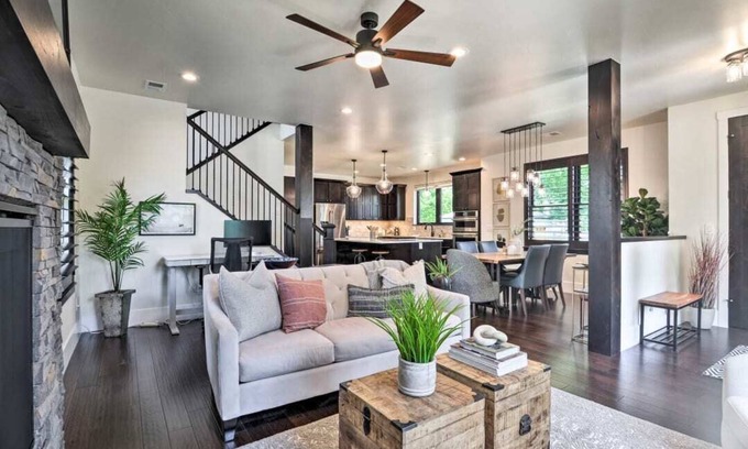 Martinez Park House | Chic Abode, Beautiful & Spacious, Walk to Old Town