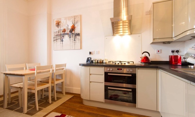 Eastbourne Seafront Apartment | Chic and central 1st floor apartment close to beach and cafes