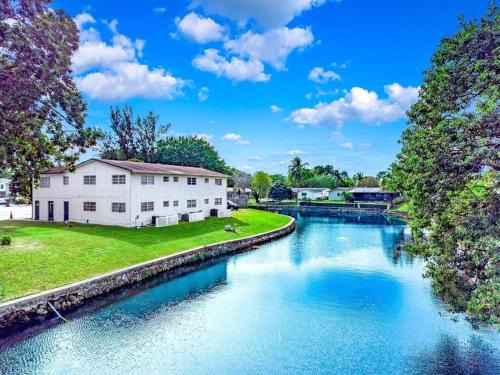 Survey Creek Apartment | Chic and Central Condo - Palm Wave Says