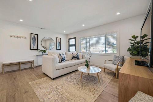 North Whisman House | Chic and Comfy Home in the Heart of Silicon Valley