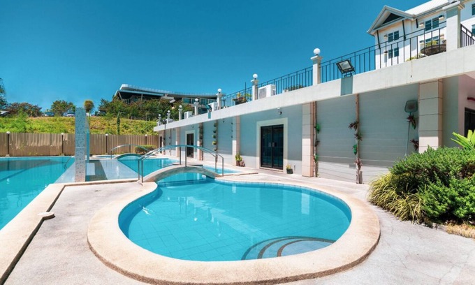 Muntinlupa Condo | Chic and Cozy Condo in the Heart of the City with Modern Amenities and Comfort