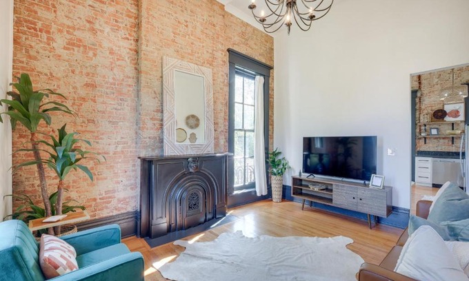 New Albany Apartment | Chic and Historic Apartment about 6 Mi to Louisville!