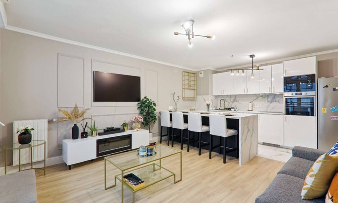 Argenteuil Apartment | Chic apart design with parking