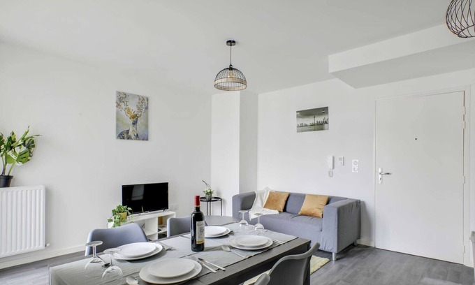 Mantes-la-Ville Apartment | Chic apart with parking and balcony