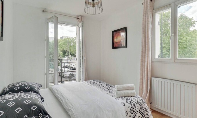 Aubervilliers Apartment | Chic apart with parking near Paris