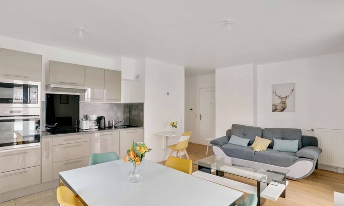 Universite Apartment | Chic apart with parking near Paris