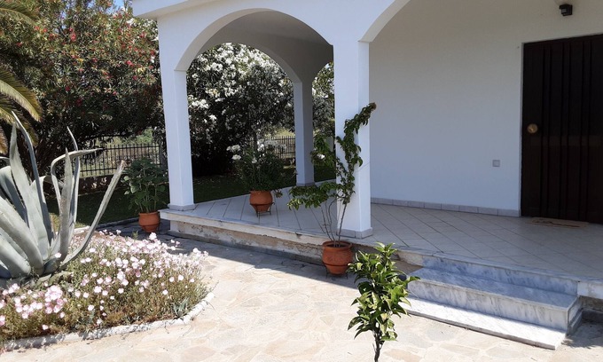 Nea Mesagkala Apartment | Chic apartment in a feel-good oasis 300 meters to the beach