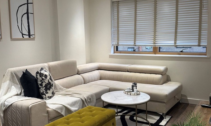 Stonebridge Apartment | Chic Apartment in London - Modern & Cosy, Sleeps 4