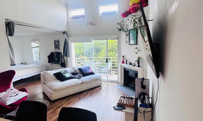 West Hollywood Apartment | Chic apartment with AC, WiFi in cool West Hollywood