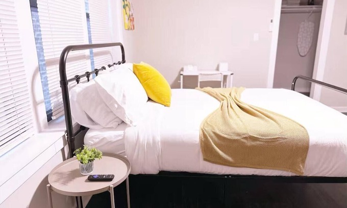Rogers Park Apartment | Chic apartment with fitness room and AC in beautiful Chicago