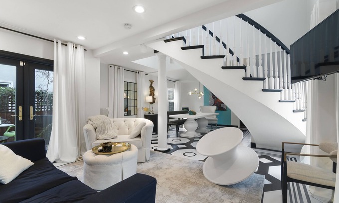 Burlingame House | Chic Art House- 3 Bedroom-near SFO. Luxe art, interiors and gardens. Comfy.