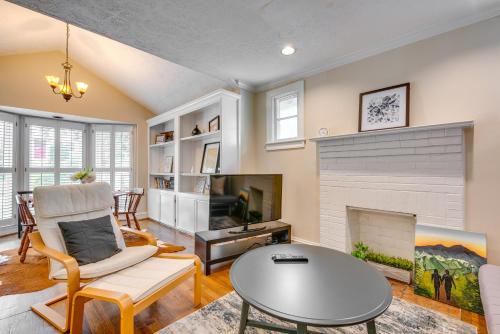 Westside House | Chic Atlanta Retreat with Patio and Outdoor Dining!