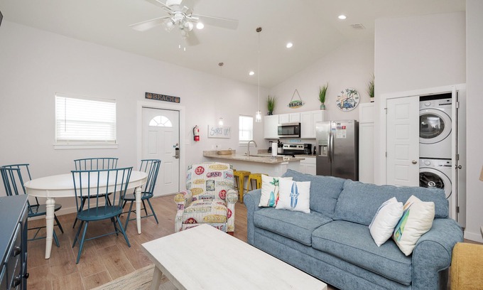 Corpus Christi House | Chic Beach Escape: Resort Living, Private Outdoor Space, Short Walk to Beach