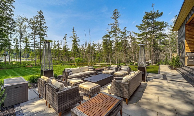 Bellaire House | Chic Bellaire Home w/Outdoor Kitchen on Clam Lake