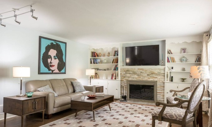 Williamstown House | Chic Berkshire doll!