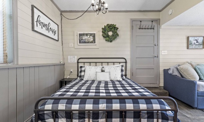 Austin Ave. Apartment | Chic Bungalow Waco TX