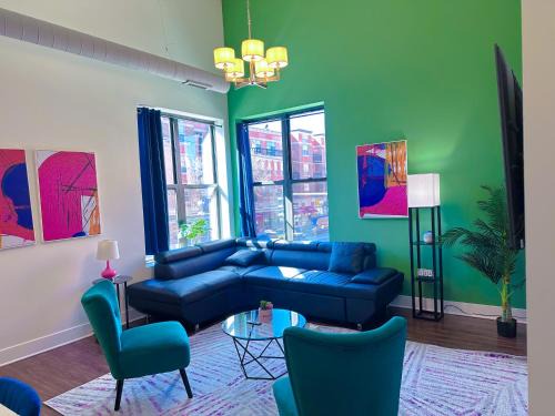 Near South Side Apartment | Chic & Central 420-Friendly 3BR Oasis with Optional Parking Near UIC, Roosevelt Station & Chicago's Top Attractions