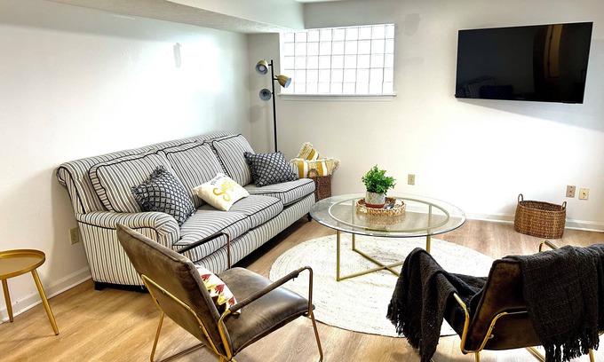 Hudson Apartment | Chic Chalet of Boston Mills - Historic Hudson