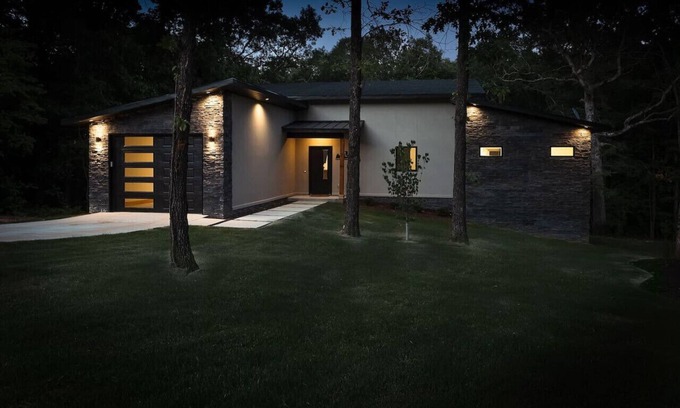Bella Vista House | Chic Chalet with Hot Tub Steps from Back 40 Trails