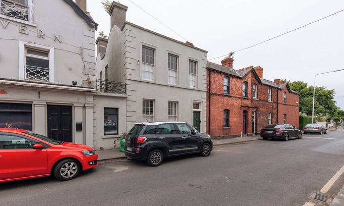 Ringsend Apartment | Chic & Characteristic 2BD House - Irishtown