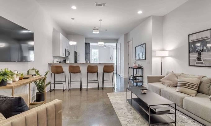 West End Condo | Chic Condo for 4 Near West End