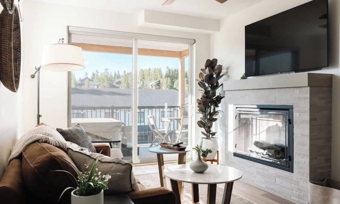 Fraser Condo | Chic Condo | Near Town and Trails | Hot Tub + Deck