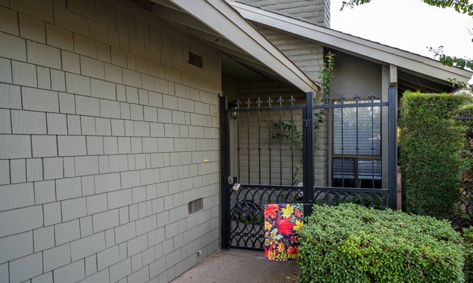 Raisin Condo | Chic condo with pool access- and beautiful courtyard inside home