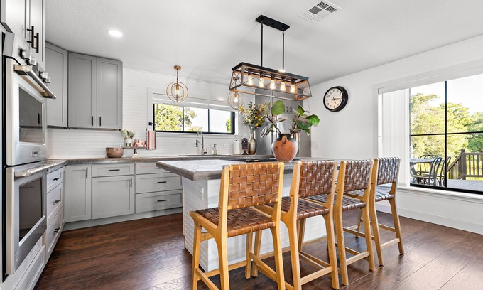 Brandon House | Chic Country Cottage w/Adventure Package -Hiking-Fishing-Swimming & More!
