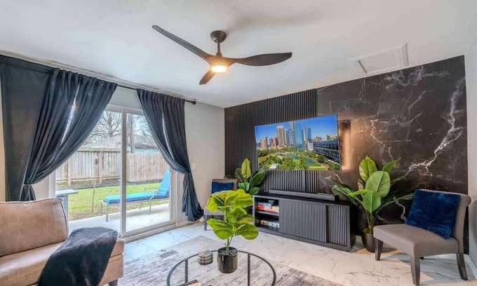 OST - South Union House | Chic & Cozy 4-BR Retreat | Downtown | TX