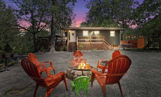Tobyhanna House | CHIC COZY COTTAGE GAME ROOM, HOT TUB PLAYGROUND, LAKE, POOL, ARCADE FIREPIT, 4/2