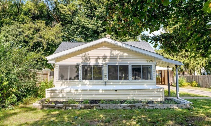 Kentwood House | Chic & Cozy Modern Retreat /10 Mins to Downtown & Airport