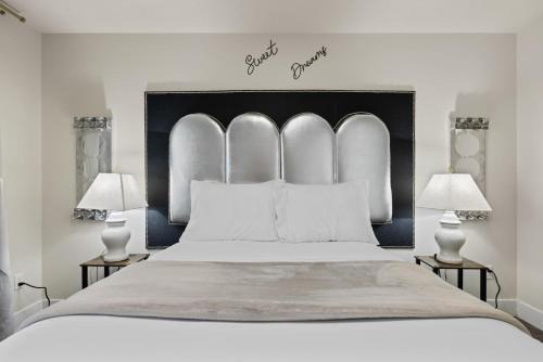 Caldwell House | Chic & Cozy Room, Unique Design, Shared Amenities Near CofI and Lake Lowell