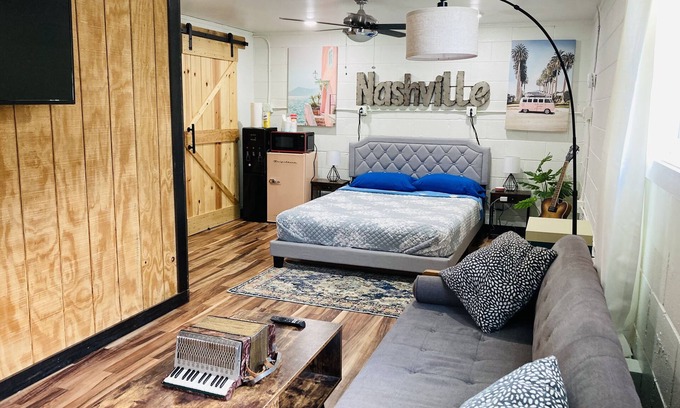 Charlotte Park Apartment | Chic cozy studio 15mi BNA, 7mi Broadway, 6mi Vanderbilt, 5mi Bicentennial Park