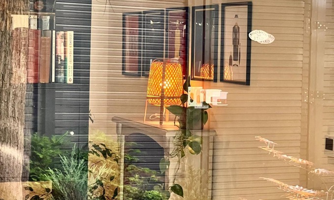 West Hill Apartment | Chic & Cozy Studio Retreat - Minutes from Wimbledon Tennis