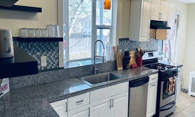 Watervliet House | Chic Cozy Suburban Sanctuary 5bdrm 2 bath Entire House!