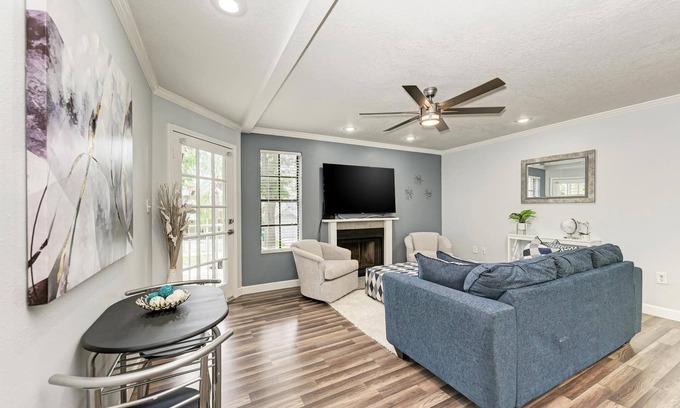 Hyde Park Condo | Chic & Cozy Updated Unit in Hyde Park!