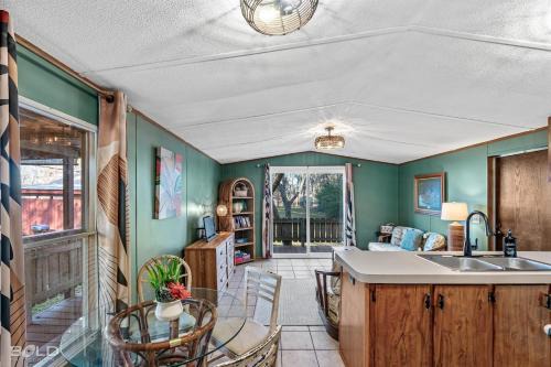 Uncertain House | Chic Cypress View Cabin Wkayaks & Canoes