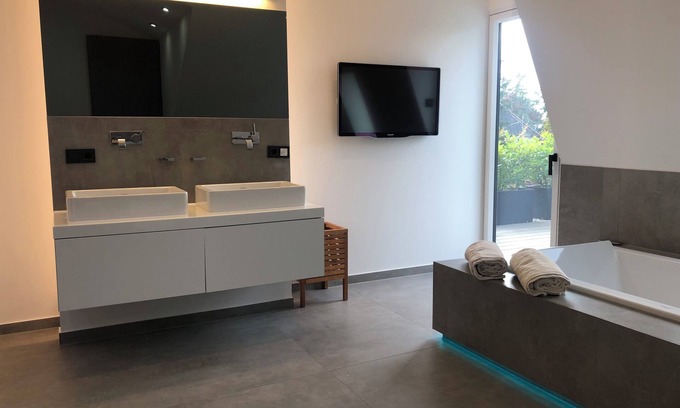 Obermenzing Apartment | Chic DG Whg 2 rooms + wellness bath + roof terrace (special conditions for monthly rent)
