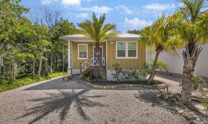 Lincolnville House | Chic Downtown Cottage-Walkable-Near Restaurants & Shopping-Parking and Privacy