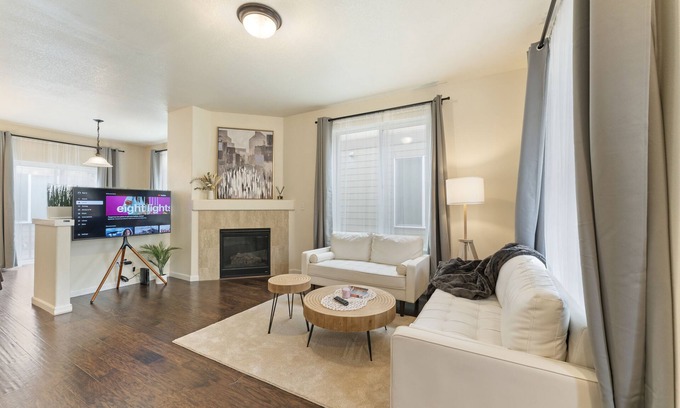 Five Oaks House | Chic Dwelling for Business & Leisure! 3B, 2.5B Townhome